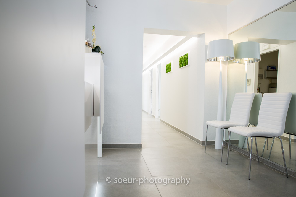 Empfangsbereich der Zahnarztpraxis Dr. Dilaver in Mainz - freundliche Atmosphäre für ganzheitliche Zahnmedizin