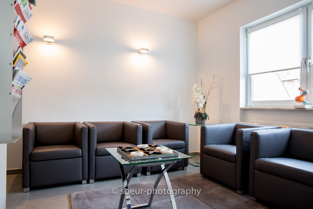 Wartezimmer der Zahnarztpraxis Dr. Dilvaer in Mainz - ruhige Atmosphäre für ganzheitliche Zahnmedizin